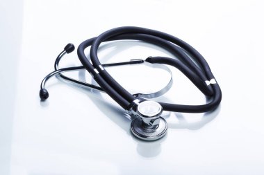 Beyaz arkaplanda steteskop