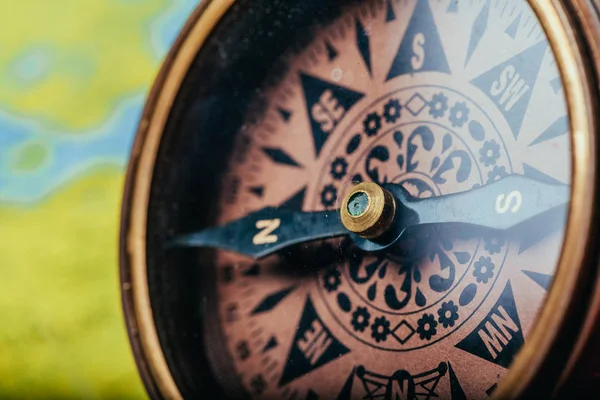 Beyaz arkaplanda pusula izole edildi