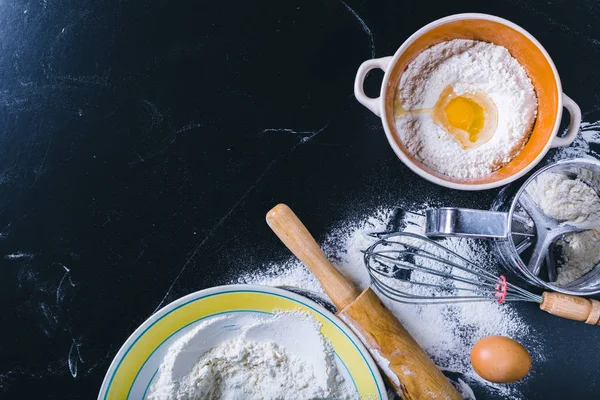 Malzemeler ve siyah kurulu, üstten görünüm pişirme için gereçler