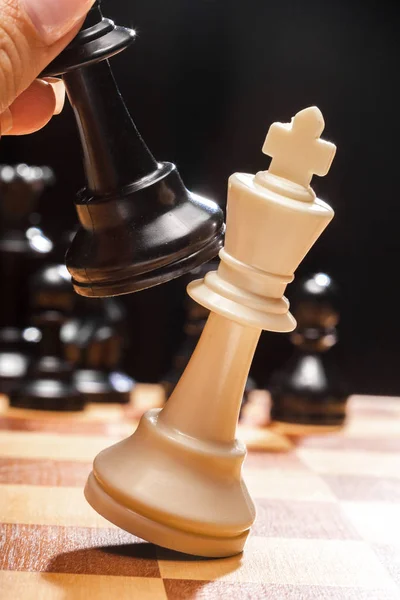 Frau Spielt Schach Aus Nächster Nähe — Stockfoto