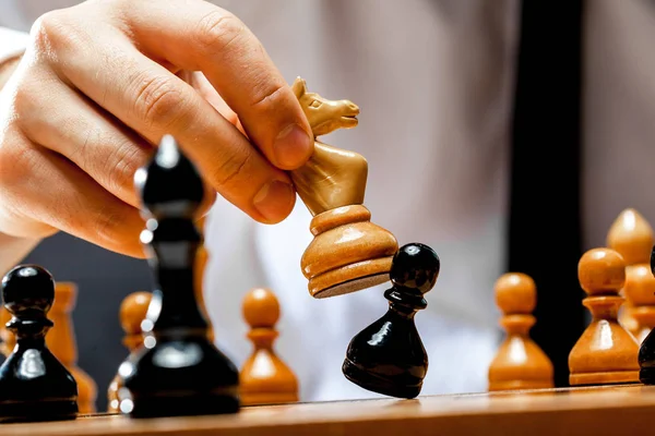 Jogando no xadrez imagem de stock. Imagem de controle - 175240537