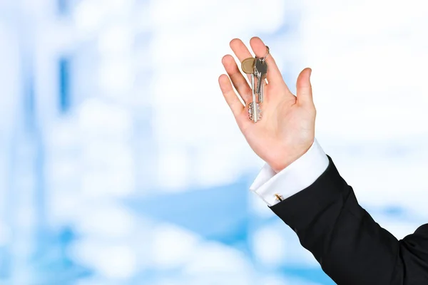 Unerkennbarer Geschäftsmann Mit Schlüsseln Auf Blauem Hintergrund — Stockfoto