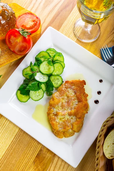 Schnitzel Alemán Sobre Plato Blanco —  Fotos de Stock