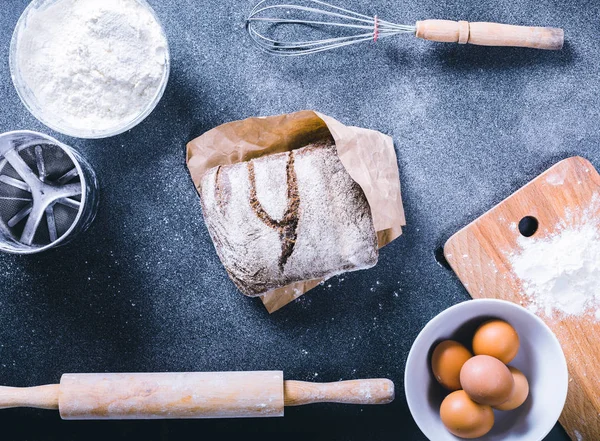 Backen Dunklen Hintergrund Mit Leerem Kochbuch Eierschale Brot Mehl Nudelholz — Stockfoto