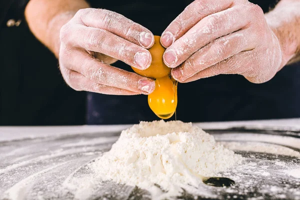 Professionele Mannelijke Baker Koken Deeg Met Eieren — Stockfoto