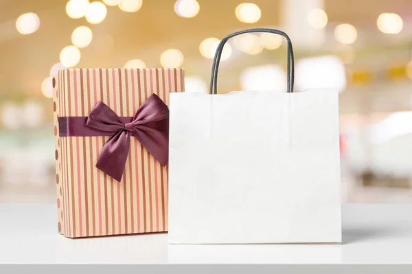 Δώρο Κουτί Και Τσάντα Για Ψώνια Λευκό Πίνακα — Φωτογραφία Αρχείου