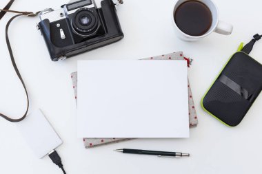 Kahve fincanı, boş kağıt, fotoğraf makinesi ile Designer Danışma 