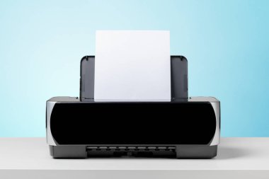 Beyaz masa üzerinde yazıcı