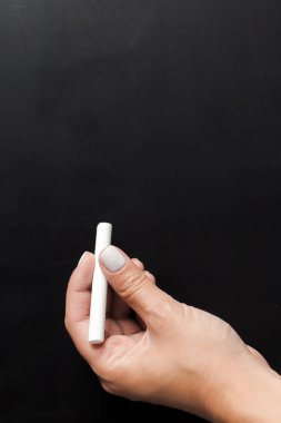 Tebeşir izlerini ile boş boş siyah yazı tahtası