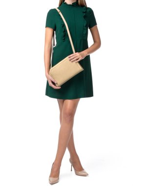 Beyaz arka plan üzerinde izole bir el çantası tutan kadın