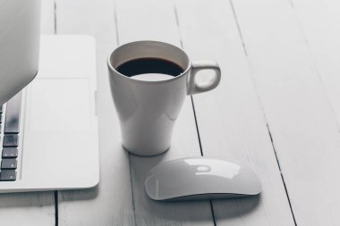 Dizüstü bilgisayar ve çalışma alanındaki diğer elektronik malzemeler