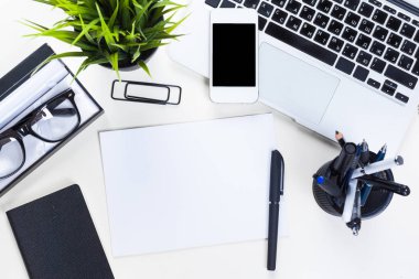 Beyaz ofis resepsiyon masası ile bir sürü şey üstünde o. Üstten Görünüm