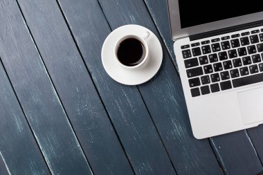 Ahşap masa laptop klavye