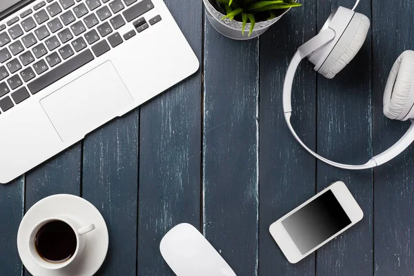 Çalışma yeri, ahşap masa.