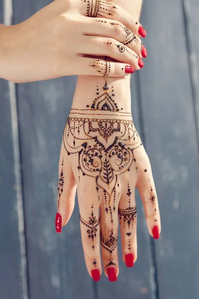 Rode Gemanicuurde Handen Met Mehndi — Stockfoto