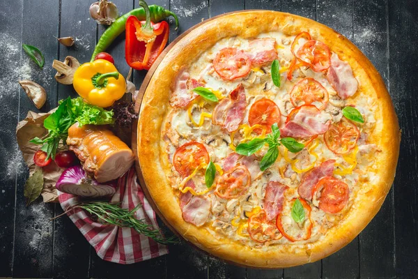 Kuru tedavi jambon ve fesleğen pizza