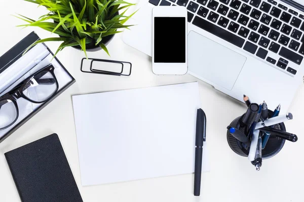 Beyaz ofis resepsiyon masası ile bir sürü şey üstünde o. Üstten Görünüm