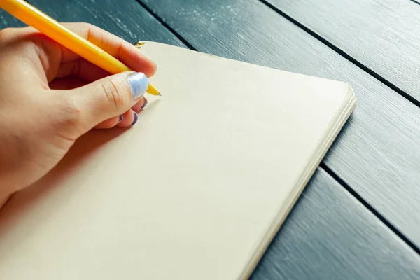 Persona Escribir Cuaderno Vacío Sobre Fondo Madera — Foto de Stock