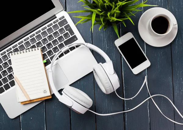 Çalışma yeri, ahşap masa.