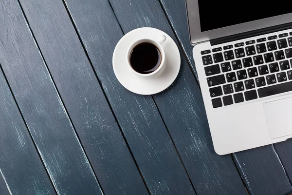 Ahşap masa laptop klavye