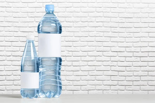 桌子上的塑料瓶水 — 图库照片