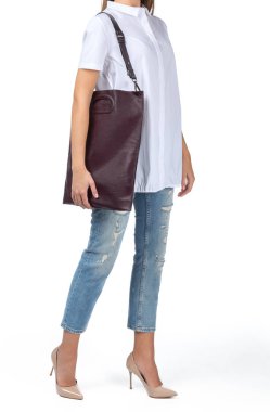 Beyaz arka plan üzerinde izole bir el çantası tutan kadın