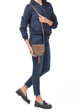 Beyaz arka plan üzerinde izole bir el çantası tutan kadın