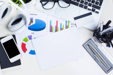 Beyaz ofis resepsiyon masası ile bir sürü şey üstünde o. Üstten Görünüm