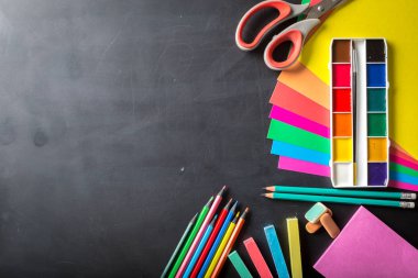 Fırça ve kağıt yaprak ile suluboya boyalar