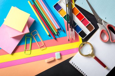 Okul Kırtasiye yakın çekim 