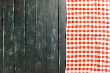  üzerinde siyah ahşap masa masa örtüsü