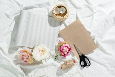  tasarımınız için boş vintage defter çiçeklerle
