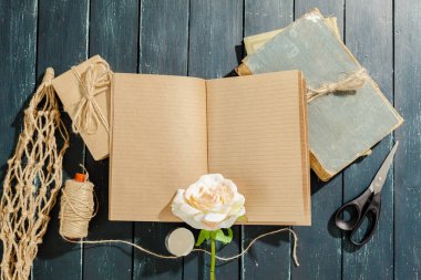  tasarımınız için boş vintage defter çiçeklerle