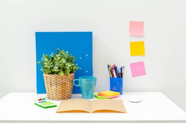 Malzemelerle dolu ofis masası.