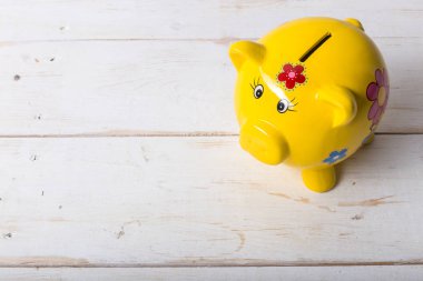 Kumbara ahşap masa üstüne 