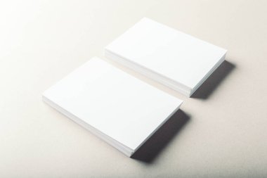 tarjetas en blanco sobre fondo gris