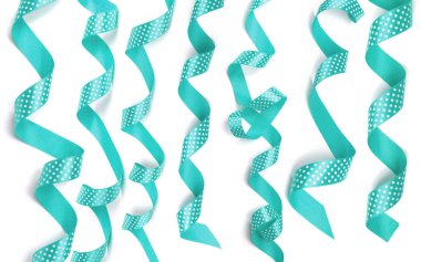 beyaz zemin üzerine yeşil saten şeritler