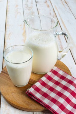 cam sürahi ve bardak ahşap zemin üzerinde taze süt