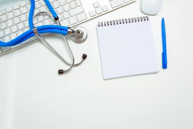 Doktor çalışma alanı ile bir stetoskop 