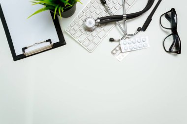 Doktor çalışma alanı ile bir stetoskop 