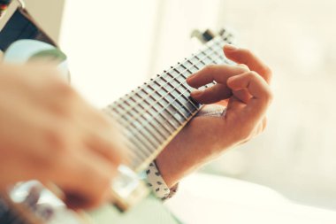 elektrik gitar çalmak adama yakın çekim 