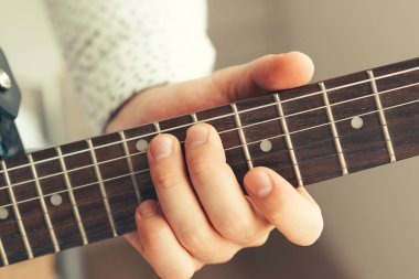 Elektro gitar çalan adam 