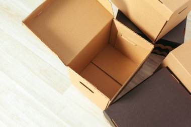 insinde bir odada duran büyük karton kutular