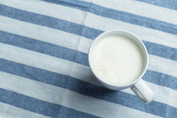 Segelas Susu Atas Meja Dengan Latar Belakang Alam Yang Kabur — Stok Foto