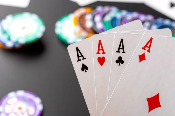 Poker Žetony Karty Černém Pozadí — Stock fotografie