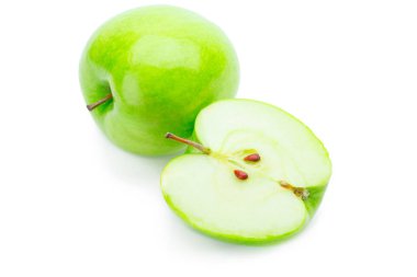 Beyaz arka plan üzerinde izole dilimlenmiş yeşil elma