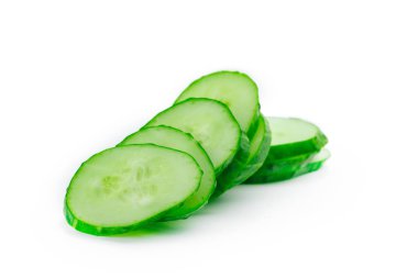 Salatalıklar beyaz arkaplanda izole edilmiş