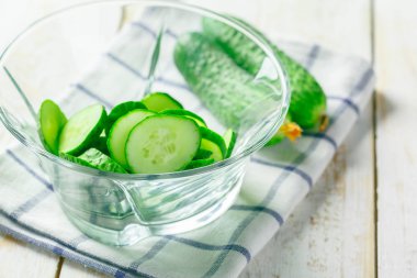  ahşap masa üzerinde taze salatalık yakın çekim