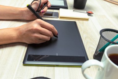 El stilus ve tablet grafik tasarımcı çalışma