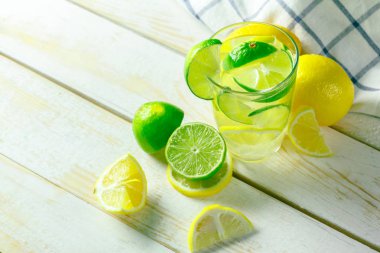Ahşap masa üzerinde taze limon limonata